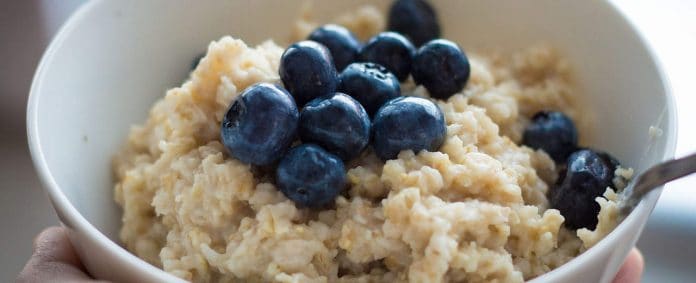 Zonder brood ontbijten: bijvoorbeeld met havermout.
